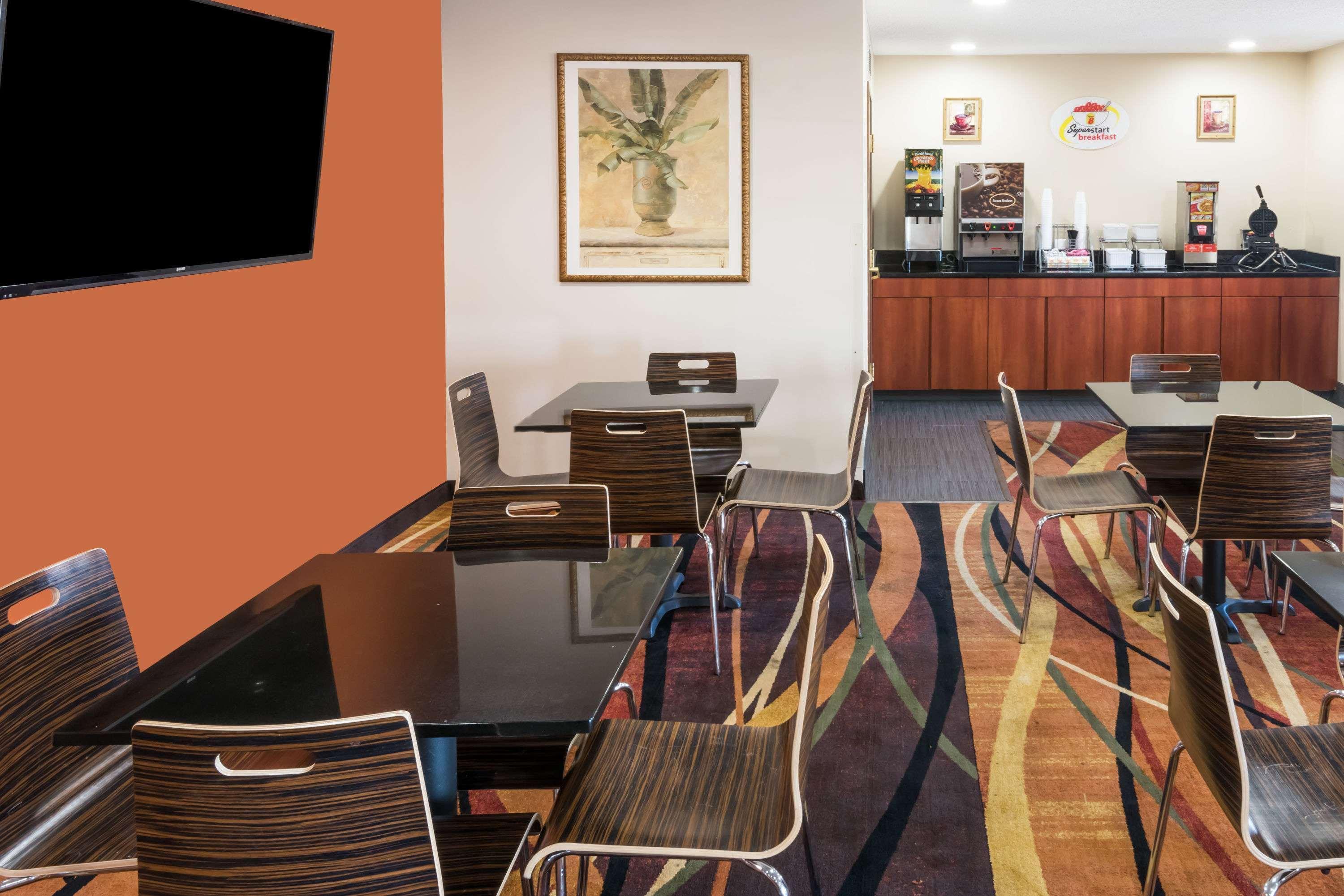 Super 8 By Wyndham Columbus West Hotel Exterior photo